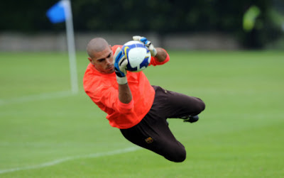 http://2.bp.blogspot.com/_9gcceJohlAk/S8Qxt0dwTjI/AAAAAAAANfI/0Y0VdOhsSGk/s400/f_c_barcelona_victor_valdes.jpg