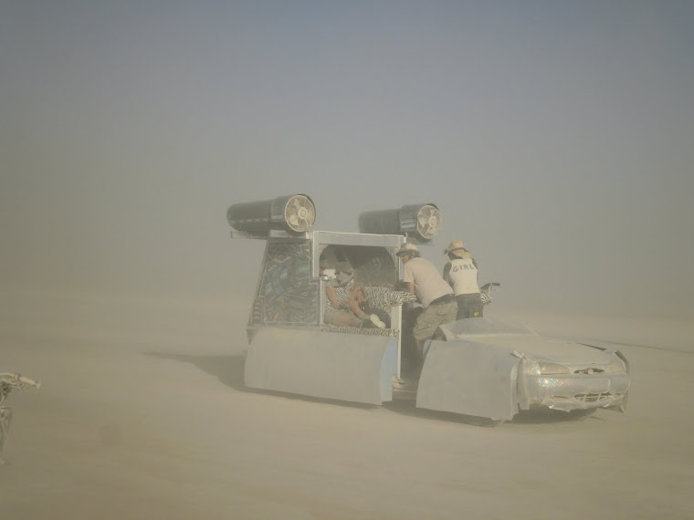 Un vehicule mutant dans la tempete de sable