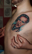 marylin manson tattoo finito . lettere tatuaggi, farfalla tatuaggio (img copia)