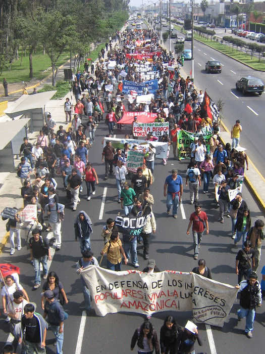 Multitud de Sanmarquinos apoyando a los hermanos amazónicos