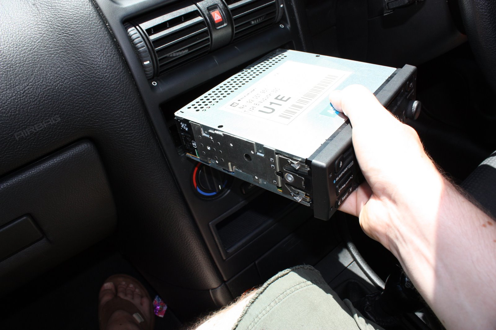 Remove a Blaupunkt 520 car stereo head unit from a 2005 Astra