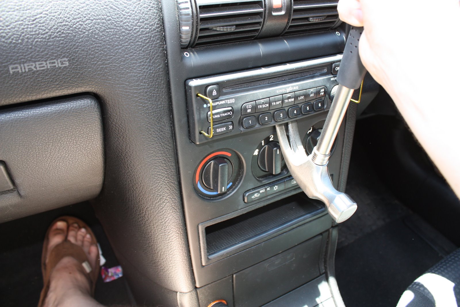 Remove a Blaupunkt 520 car stereo head unit from a 2005 Astra