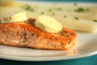 hal sült lazac steak lazacsteak lime-vaj zöldcitrom vaj főtt spárga fehér spárga