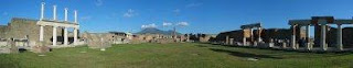 El foro, los baños, muchas casas y algunas villas permanecieron en un sorprendente buen estado de conservación