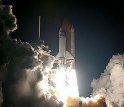 El transbordador espacial (STS-93) transporta al Chandra. Crédito: NASA y el Centro de Ciencias del Chandra.