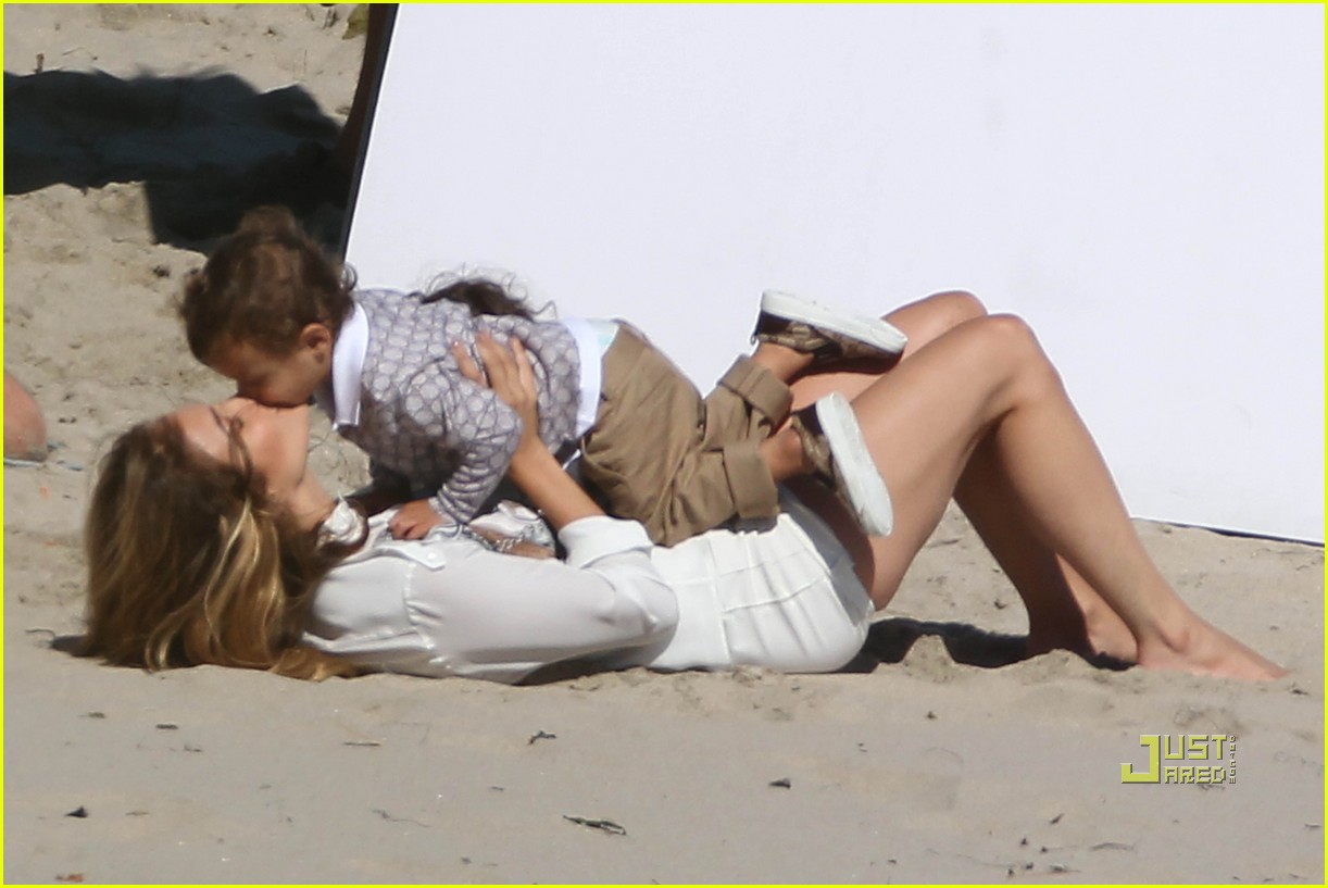http://2.bp.blogspot.com/_AJWbjEZ26RM/TD86DTD_fOI/AAAAAAAAR1g/IaJzzULWXak/s1600/jennifer-lopez-marc-anthony-family-photo-shoot-17.jpg