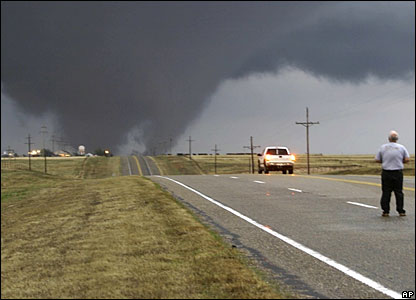 [_42747305_tornado6_ap_gal.jpg]