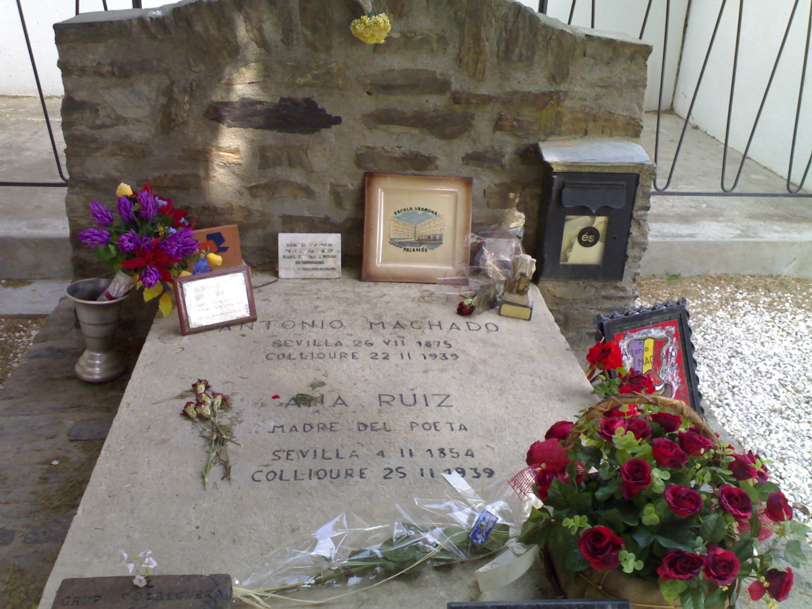 Visitando el cementerio Tumbas de escritores I de historias
