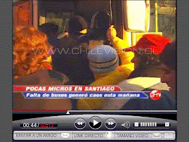 USUARIOS TRATANDO DE ABORDAR BUS ORUGA