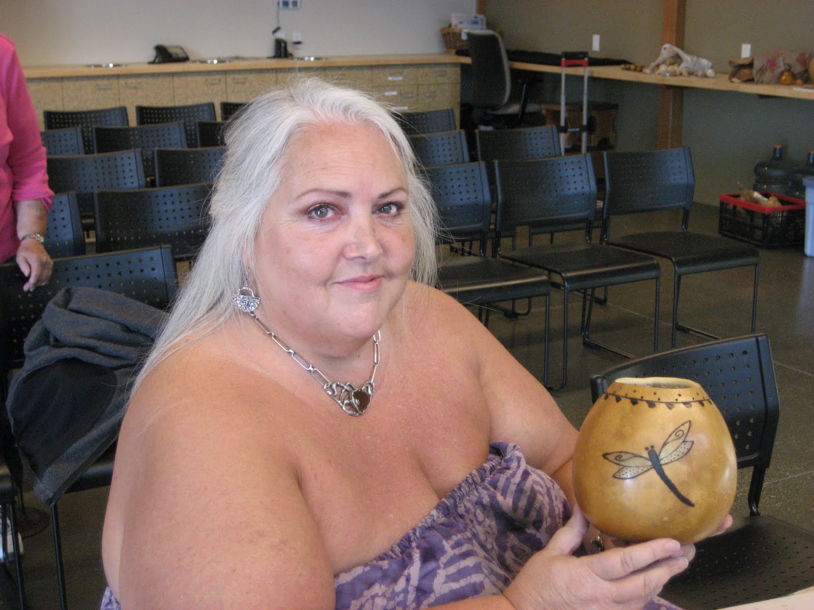 [Janeen+&+her+gourd.JPG]
