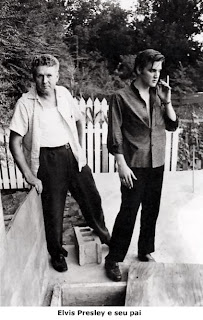 Fotos antigas de gente muito famosa Elvis+and+his+dad+Elvis+e+seu+pai