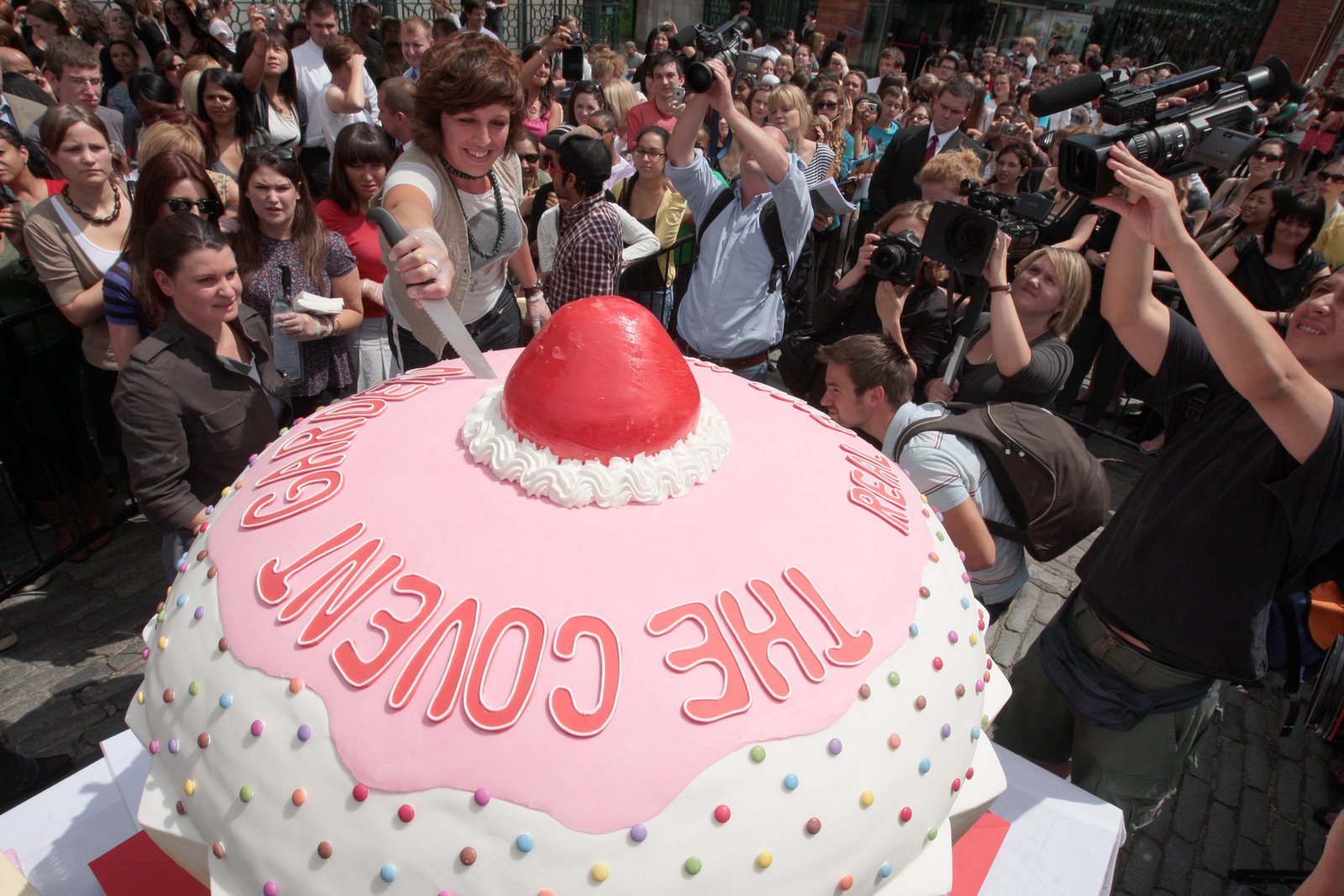 [JMP_Cupcake_Queue_3.JPG]