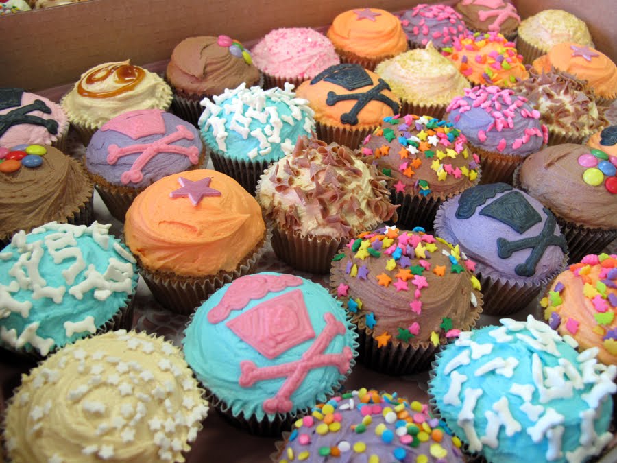 Johnny Cupcakes meetup today! Crumbs & Doilies News