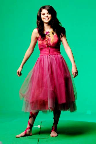 kreacje Seleny Gomez w `Naturally` kreacje Seleny Gomez w `Naturally`