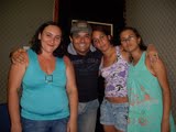 Rodrigo Reis com fãs na Rádio Farol FM