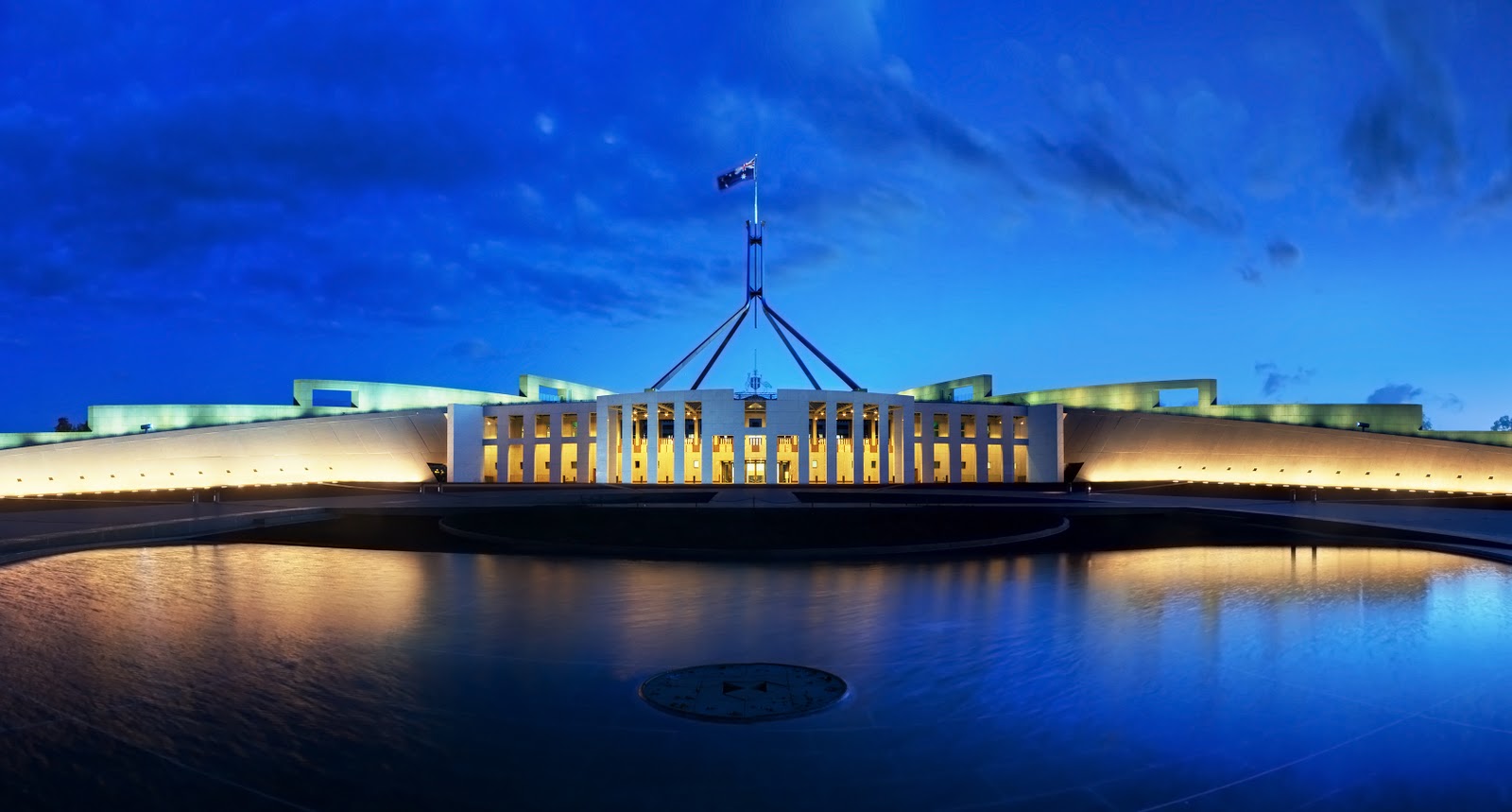 http://2.bp.blogspot.com/_AmzdJU5CyWE/TMqz79L5IuI/AAAAAAAAB_w/Fn1YXOxPr8w/s1600/Parliament_House_Canberra_Dusk_Panorama.jpg