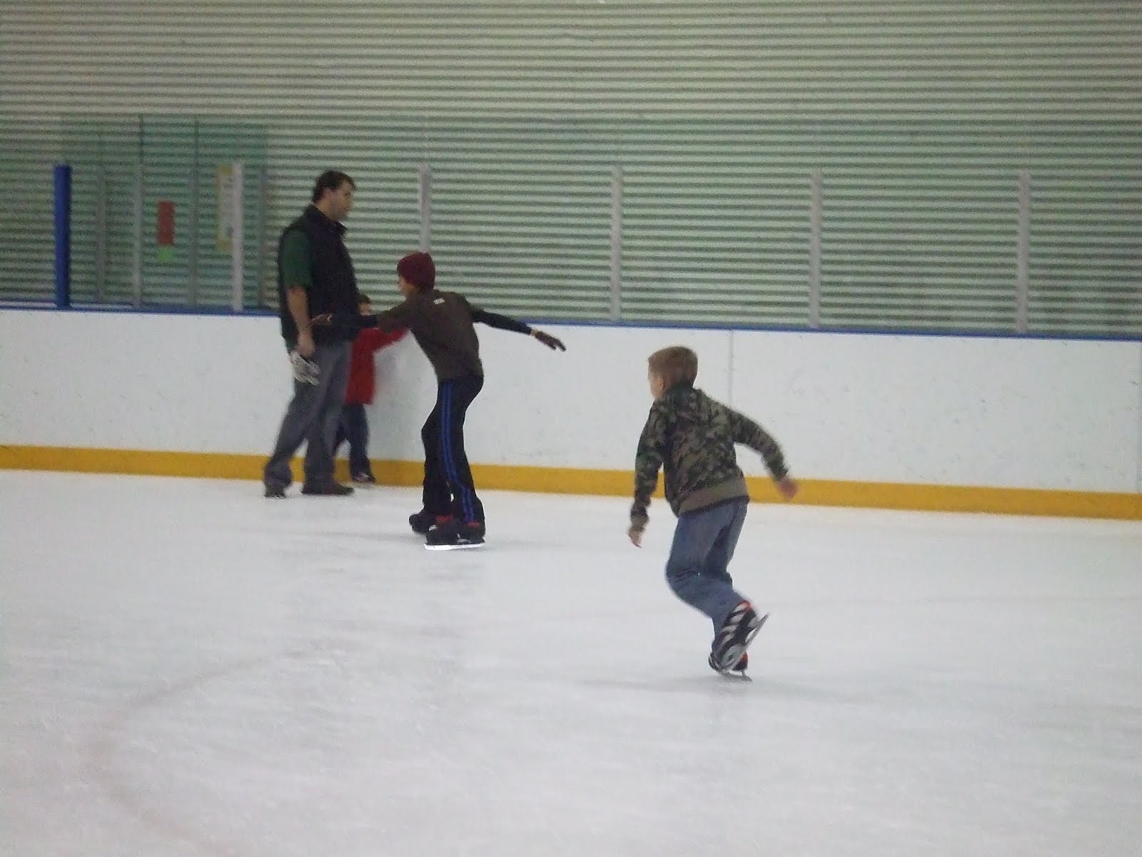 [Ice+Skating+2009+033.JPG]