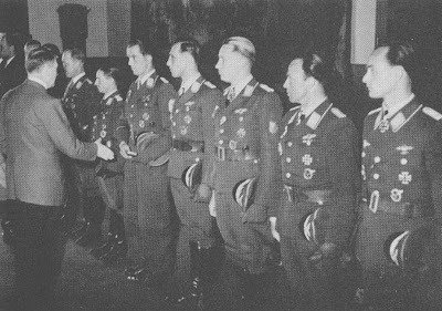 MEDALLAS Y CONDECORACIONES (CAMPAÑA LUFTWAFFE 1939-1945) Pilotos EC/41 Hitler+at+EL+ceremony+for+Luftwaffe+officers