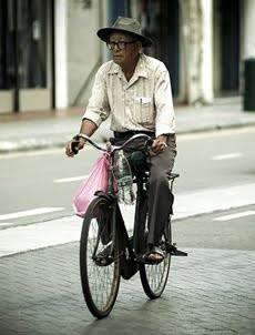 orang tua naik sepeda onthel