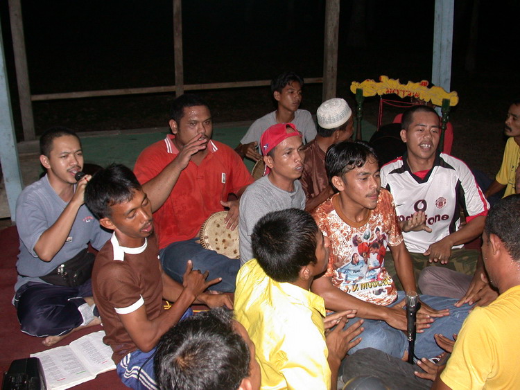 bersama kumpulan Melor Timur