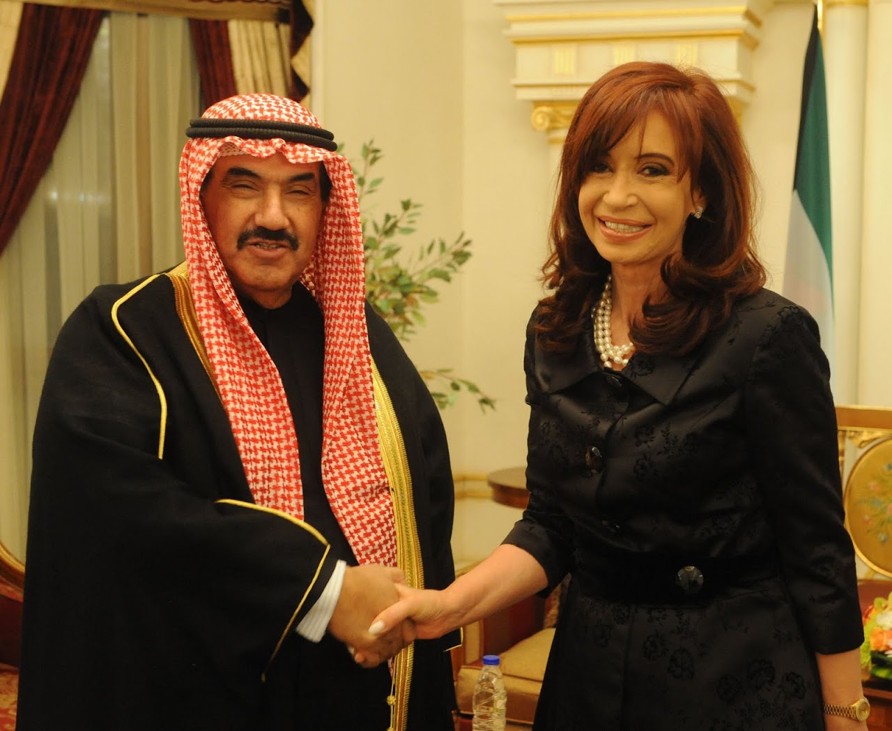http://2.bp.blogspot.com/_B0wVoJGsapU/TTSHq1x8GxI/AAAAAAAACdQ/rVfW8gzLPbI/s1600/Cristina%2B-%2BGira%2Bpor%2BMedio%2BOriente.%2BKuwait.jpg