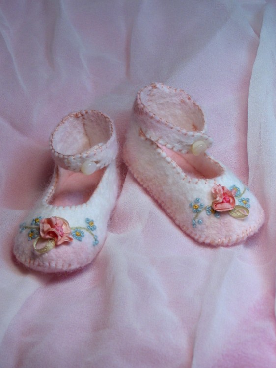 [Baby+shoes+for+Caroline+007+(562+x+750).jpg]