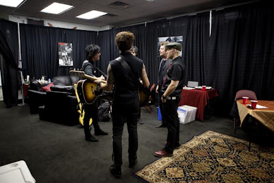 backstage-green-day.jpg