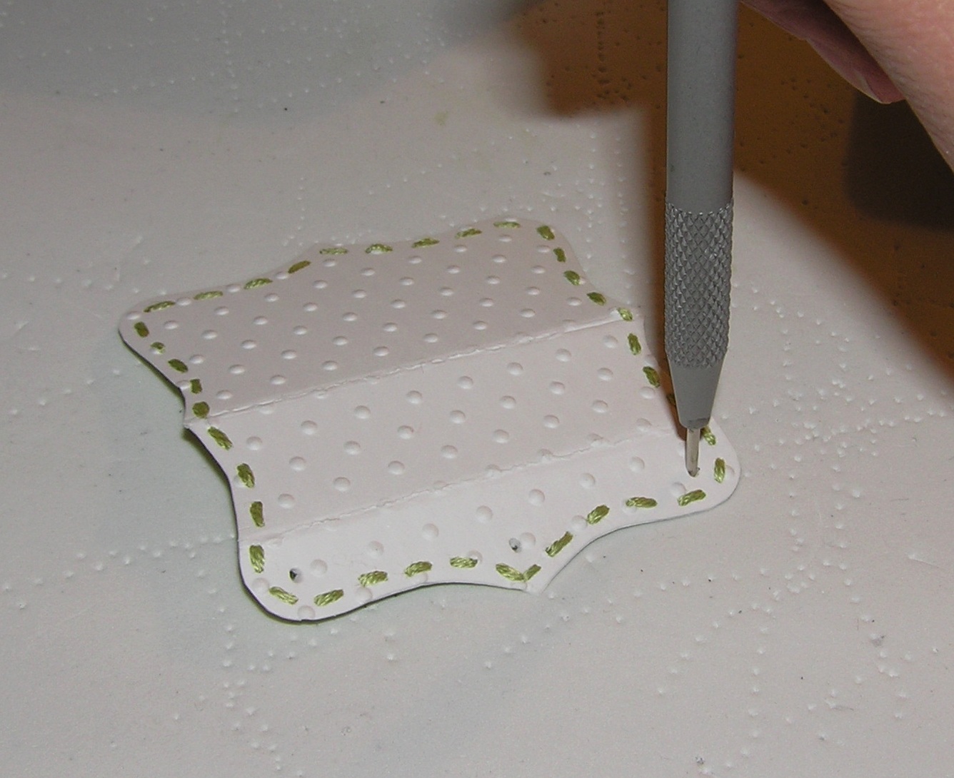 [pierce+3+holes+in+purse+flap.JPG]