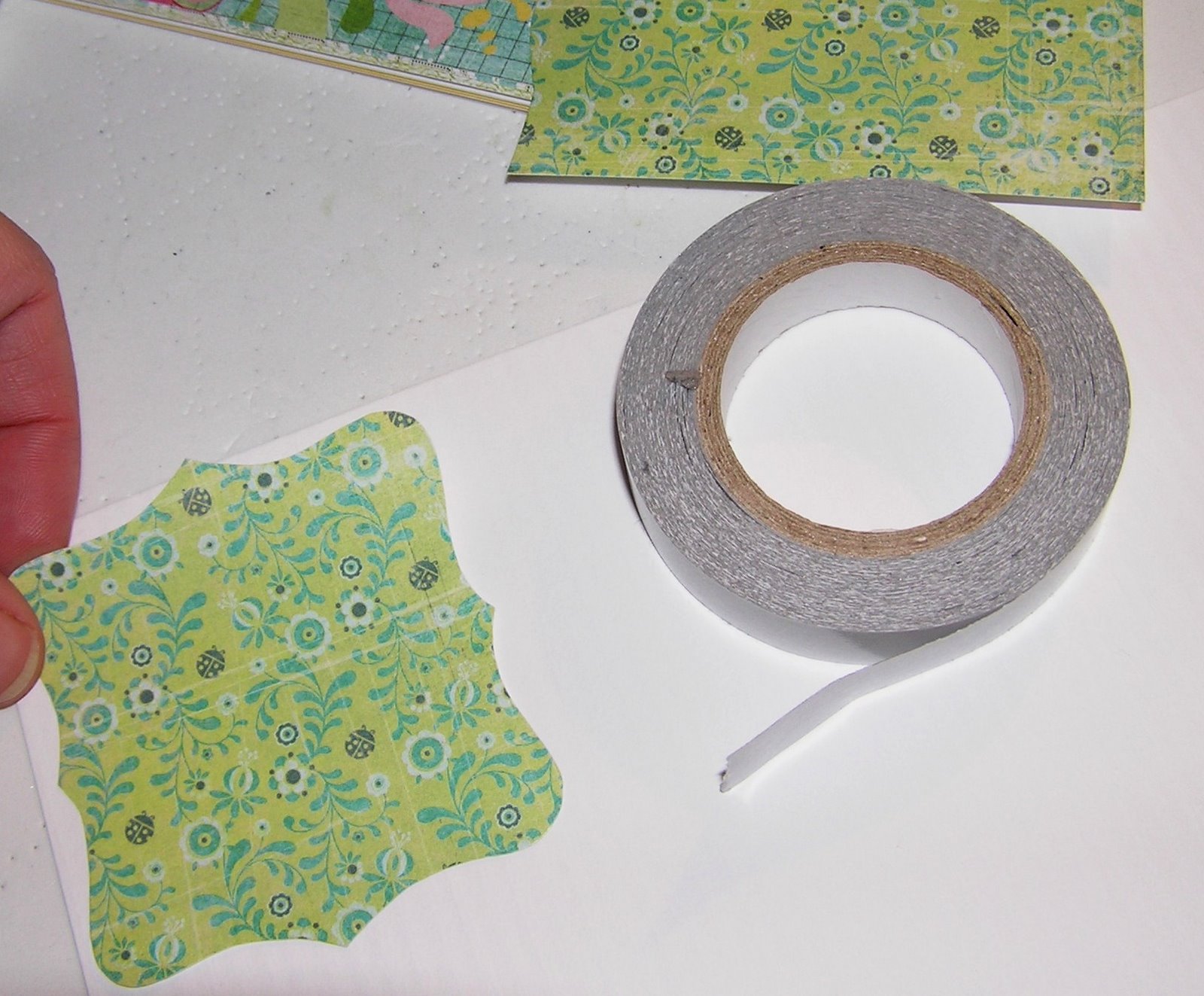 [stick+DP+onto+white+collumn+cs.JPG]