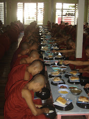Los monjes en silencio esperan la oración para comenzar su segunda y última comida del día