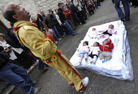 The Baby Jumping Festival Of Castillo pics The Baby Jumping Festival Of Castillo pics