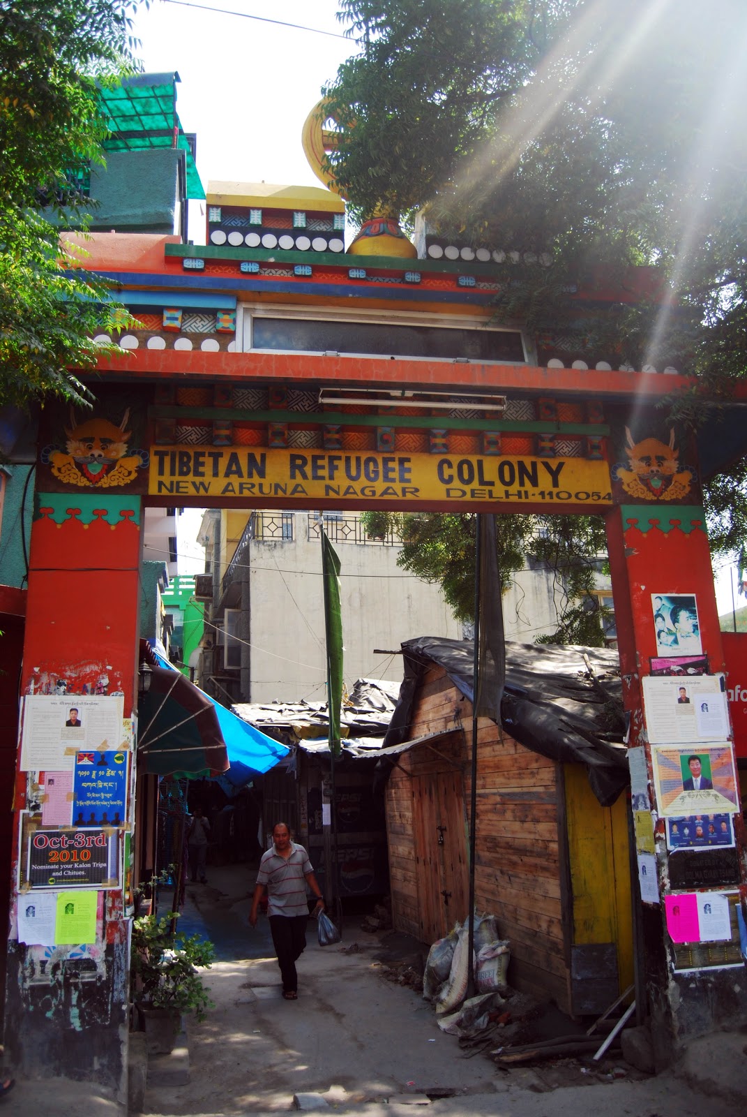En la colonia tibetana de Delhi. In Delhi’s tibetan colony. Hit the