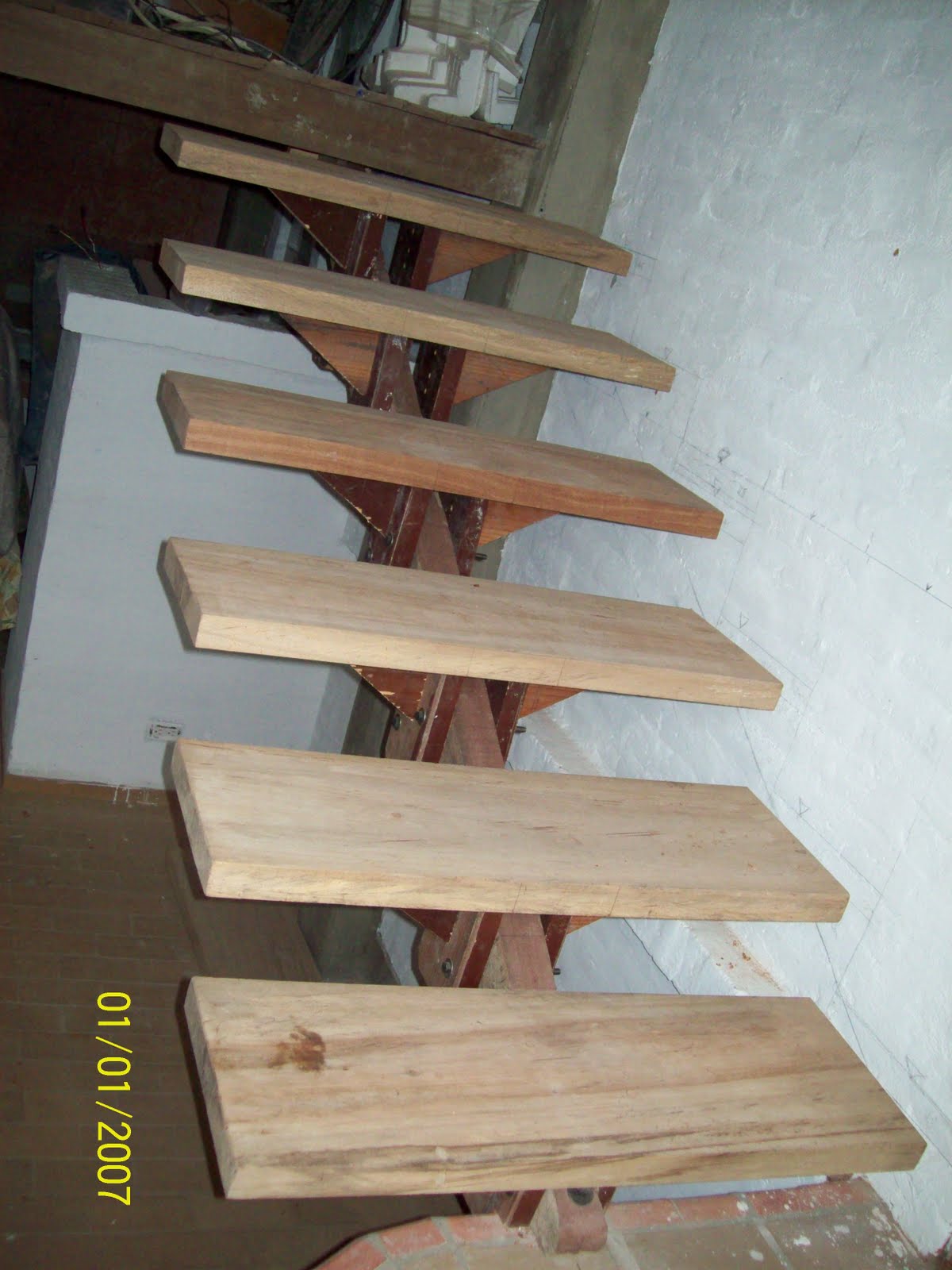 Diseño: ESCALERA FLOTANTE