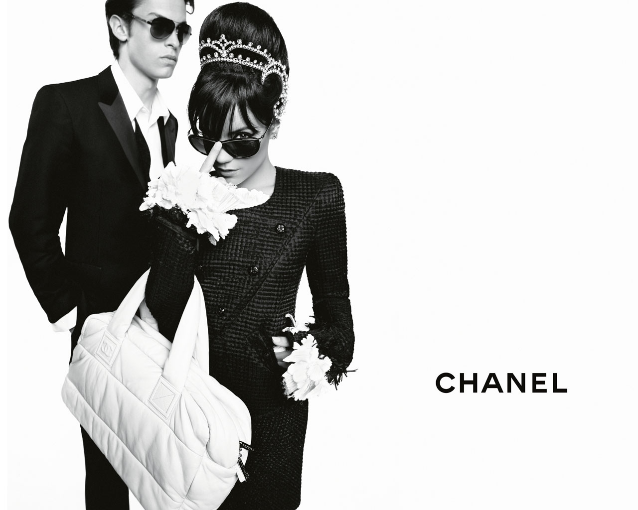 http://2.bp.blogspot.com/_BLVclcwh0f0/TC6vYJvxU0I/AAAAAAAASB8/trQbd6OjI20/s1600/chanel-coco-cocoon-lily-allen-advertising-campaign-by-karl-lagerfeld-03.jpg