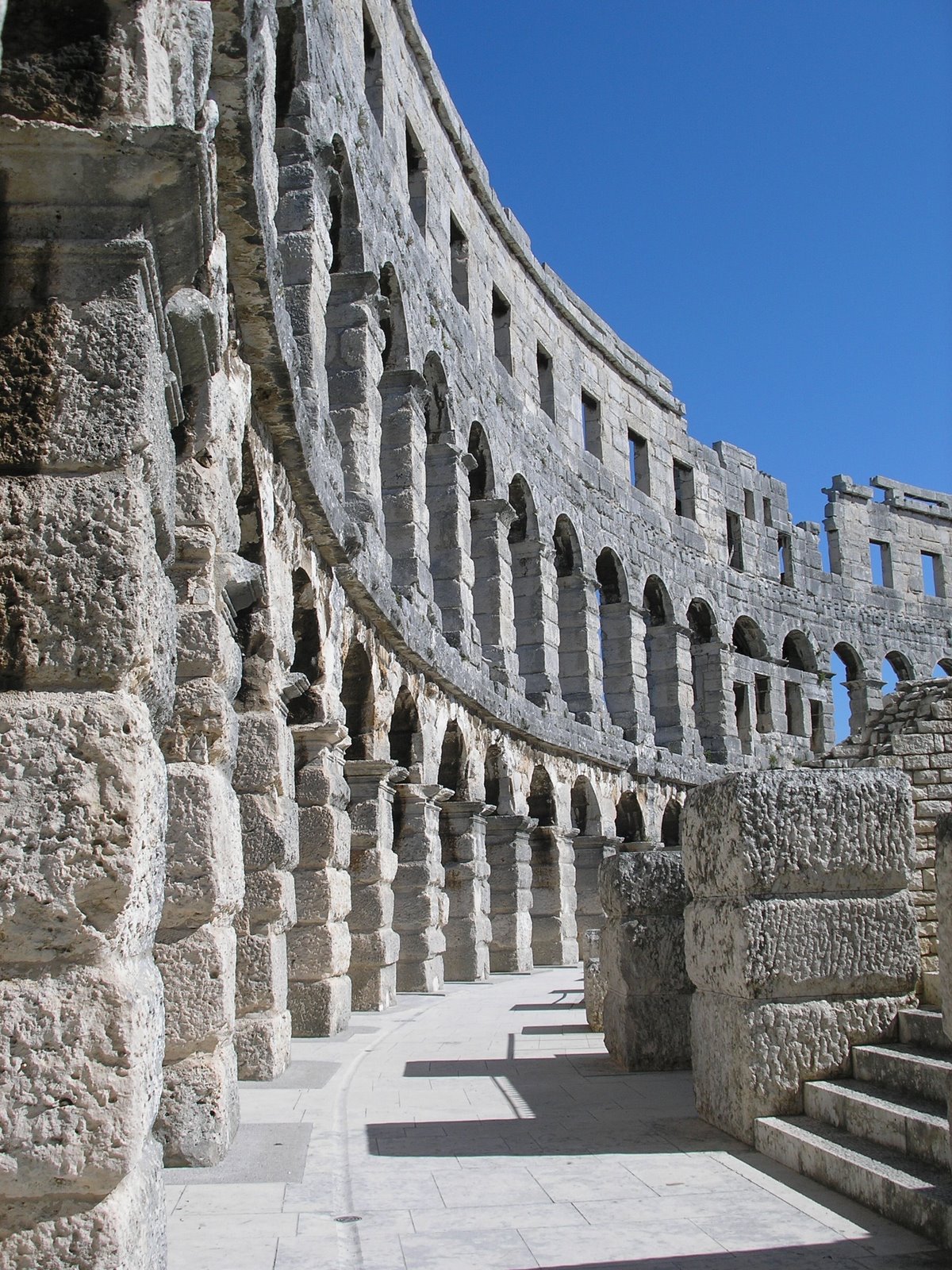 [Arena_pula_inside.jpg]