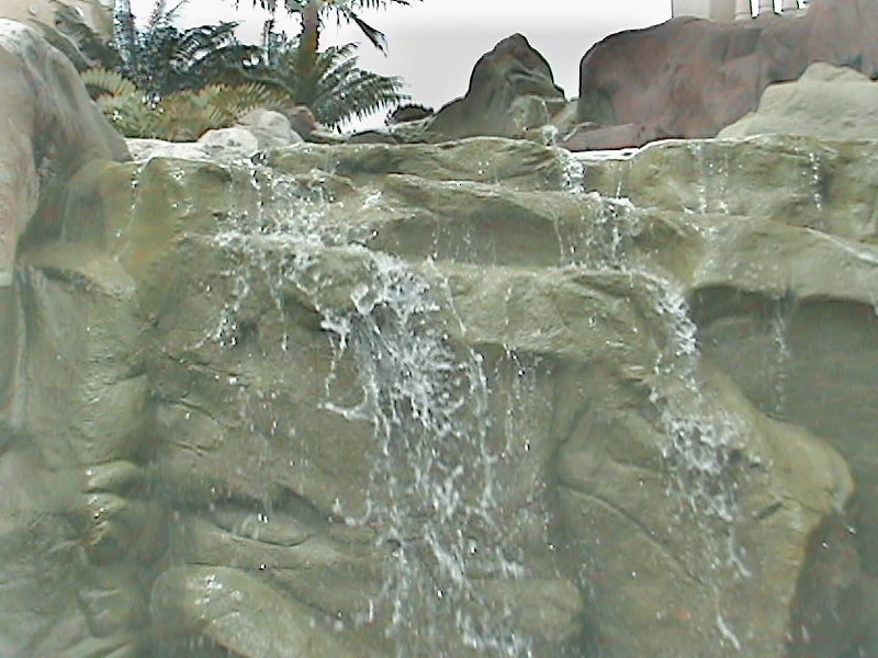 CASCADA ARTIFICIAL EN PLAZA PUERTO PARAISO