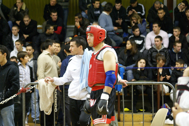 EN ATTENDANT LA FINALE LE BOXEUR DOIT RESTER AU PIED DU RING AU MOIN UN COMBAT AVANT