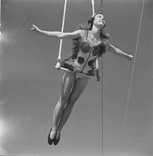 [girl+flying+on+trapeze.jpg+2.jpg]