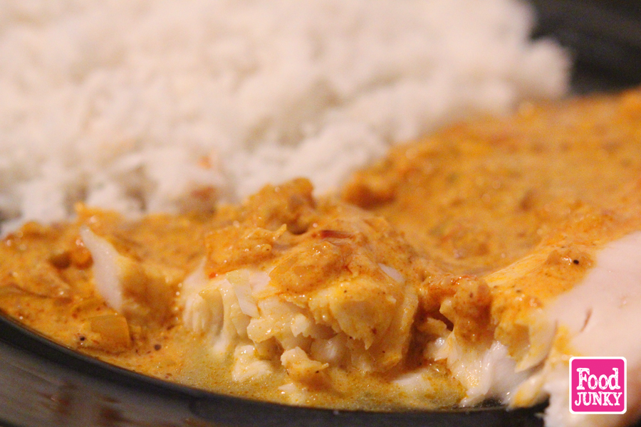 Food JUNKY Tilapia al horno con salsa de curry y coco