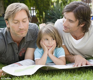Dos hombres con una niña.
