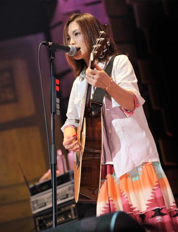 Show Holidays in the  Sun-Comentarios YUI+concludes+%E2%80%9CHOTEL+HOLIDAYS+IN+THE+SUN%E2%80%9D+tour+at+Budokan+2