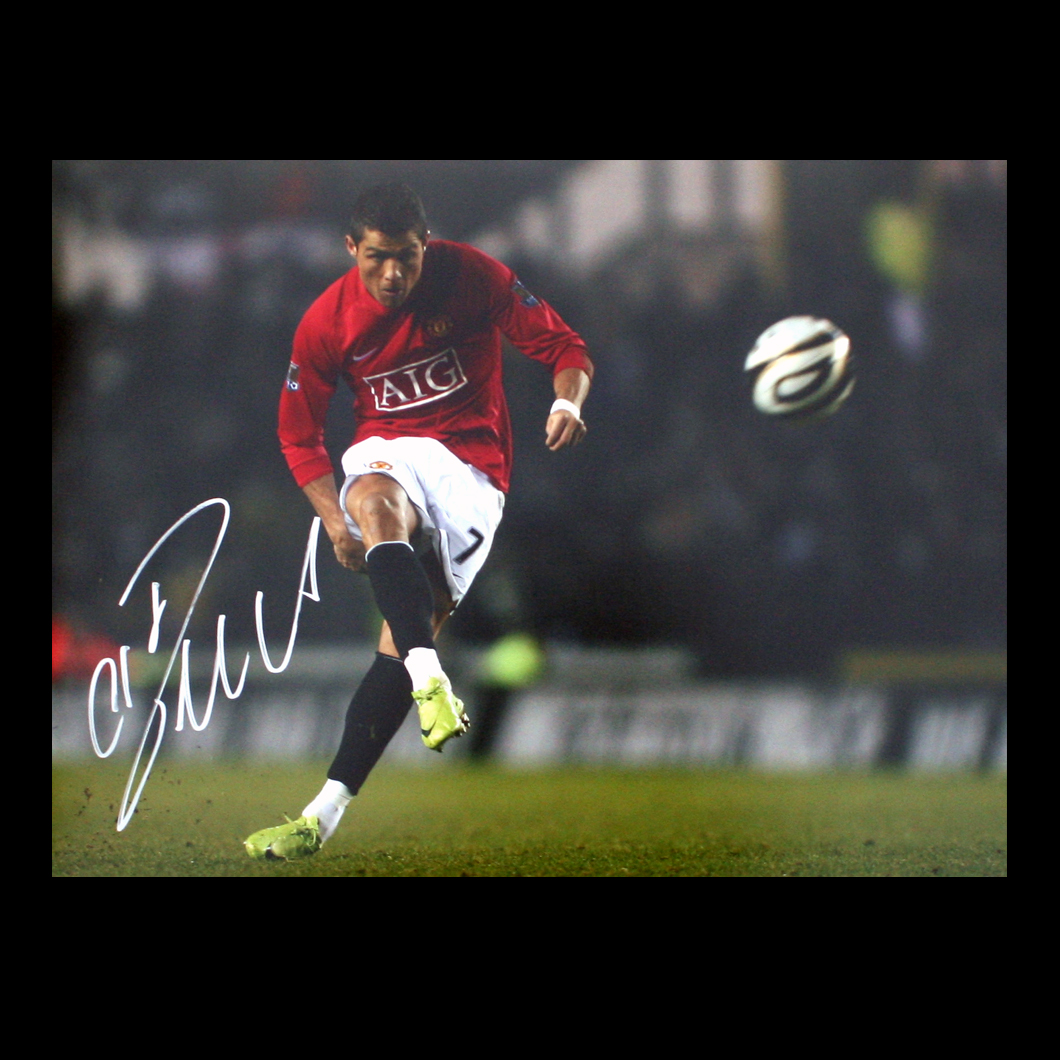 http://2.bp.blogspot.com/_BhEc4chp8mc/TOvb_NrjTbI/AAAAAAAAACY/0mCTlGTl-VM/s1600/Ronaldo_Signed_Man_Utd_Photo_Unstoppable_Free_Kick_big.jpg