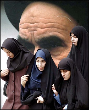 [20070422092434-khomeini-women.jpg]
