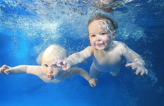 Cute-Babies-in-water-swiming-love-01.jpg