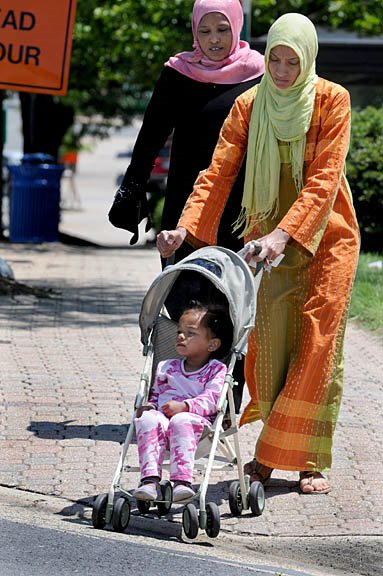 [CPDP+Somali+women+&+baby+stroller+007+sm.jpg]