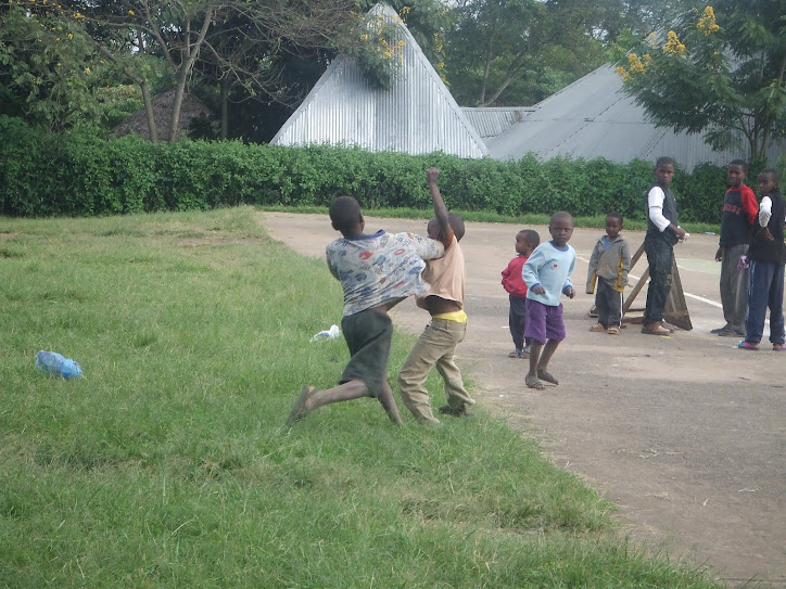 SOME KIDS EXCHANGING BLOWS DURING THE BONANZA.