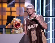 Eminem y un muñeco