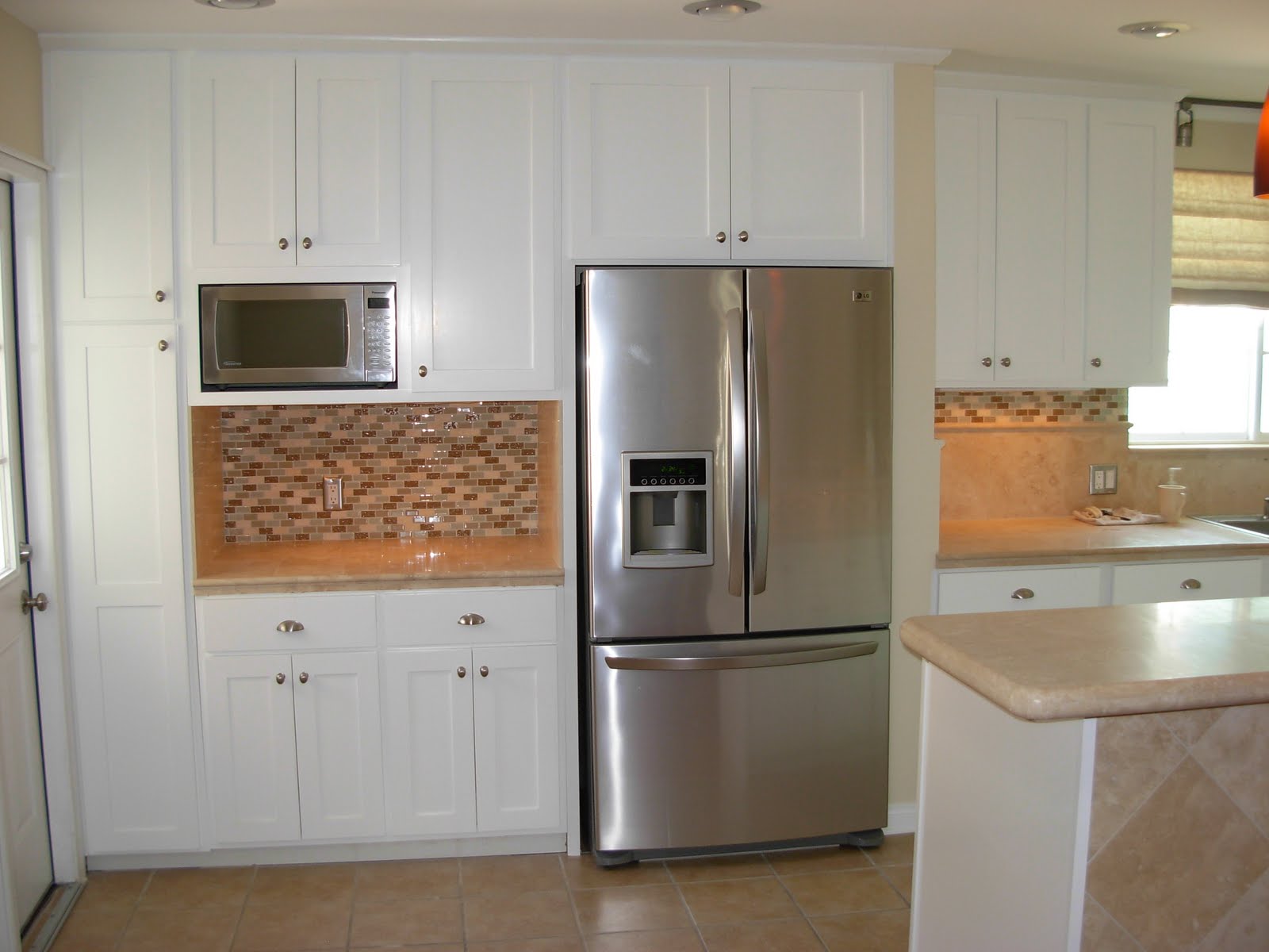 Los angeles kitchen cabinets Note the glass accent pieces combined with the back splash and nook