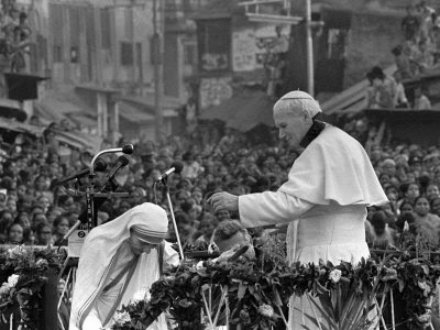 http://2.bp.blogspot.com/_CCtoADl4GM0/SqJOK2VqRXI/AAAAAAAAA54/PQVoUf5izfo/s400/mother-teresa-ascends-the-podium-to-stand-side-by-side-with-pope-john-paul-ii.jpg