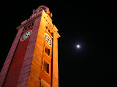 Clock Tower y la luna llena
